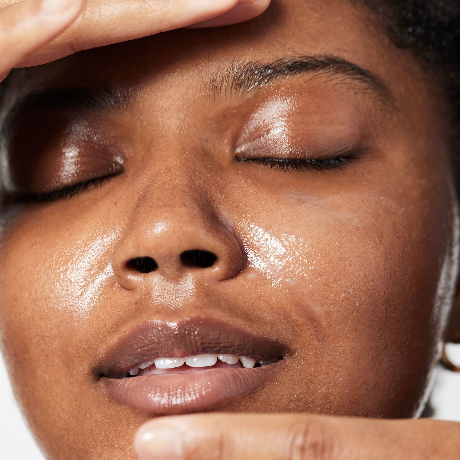 holy-hydration-makeup-melting-cleansing-balm-o8 040822_Model_HH-Cleansingbalm_044_RT2-V1_IGF_6a40ae53-ccc2-4a83-9d08-7c99f2dc2b4b.jpg