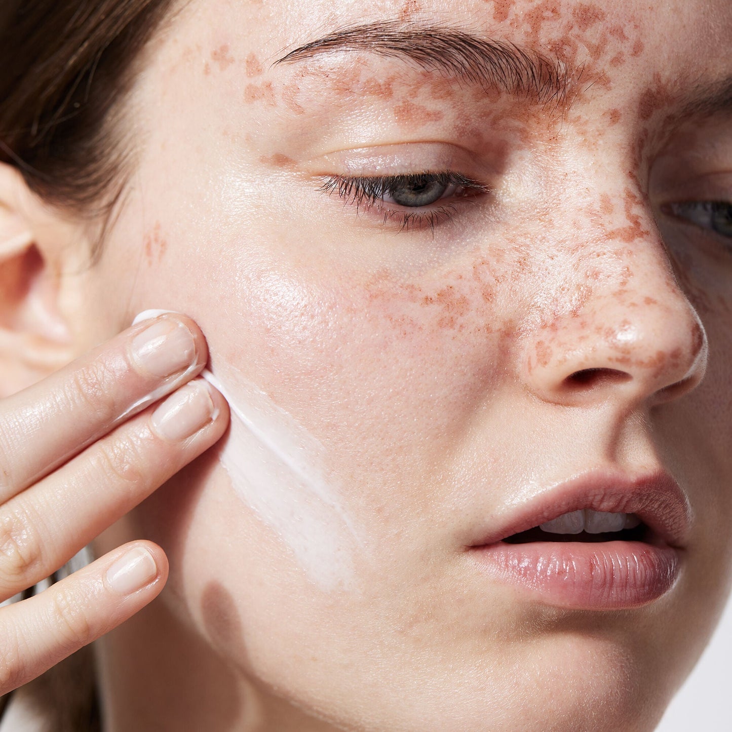holy-hydration-face-cream-q9 040822_Model_HH-FaceCream_091_RT2-V1_IGF_38740f4c-997d-4161-a3bd-3457855e993f.jpg