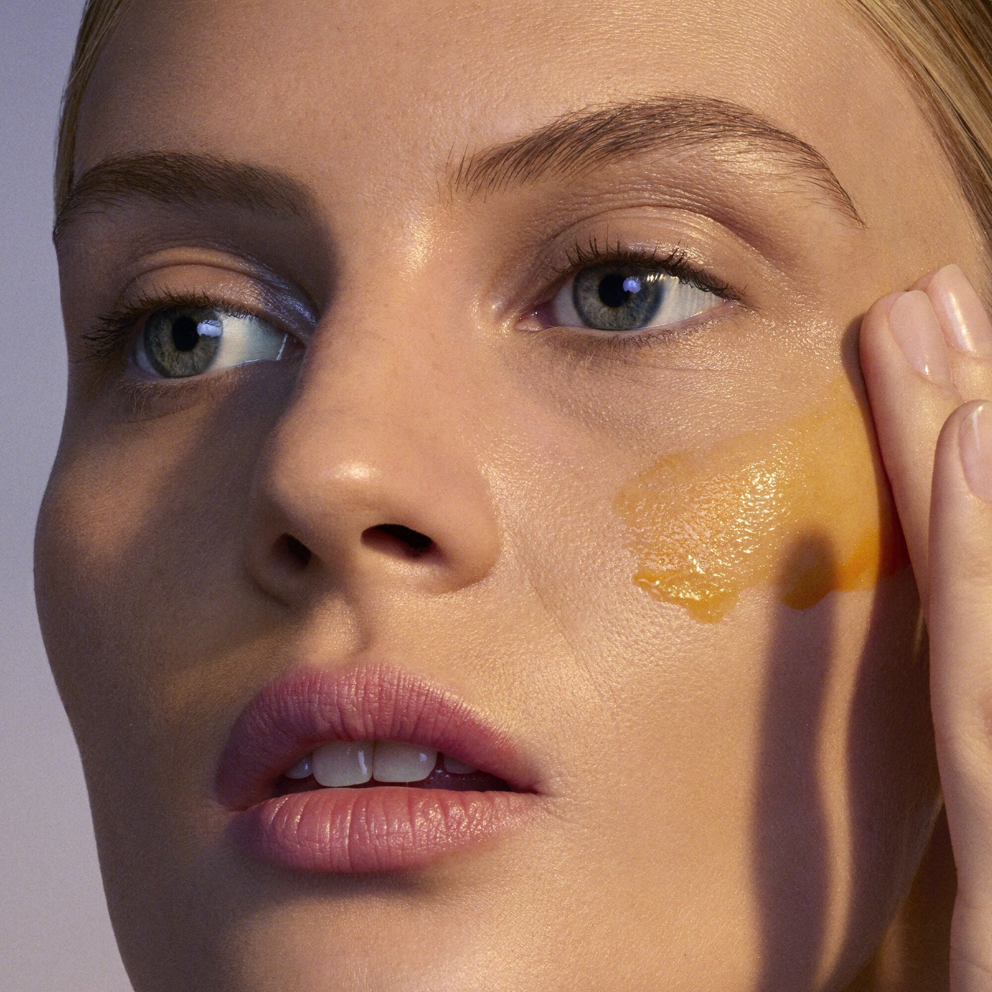 youth-boosting-advanced-night-retinoid-serum-b5 080222_Florence_ANR_0403_IGF_V2.jpg
