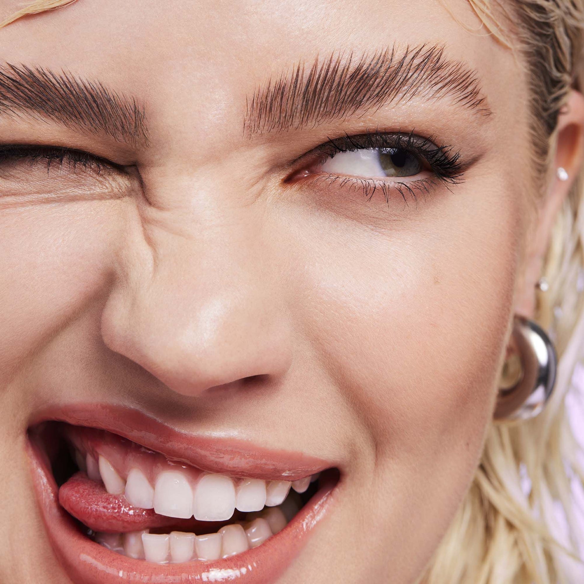 brow-laminating-gel-k3 110923_Genevieve_BrowGel_App-Vibe_6982_RGB_IGF.jpg