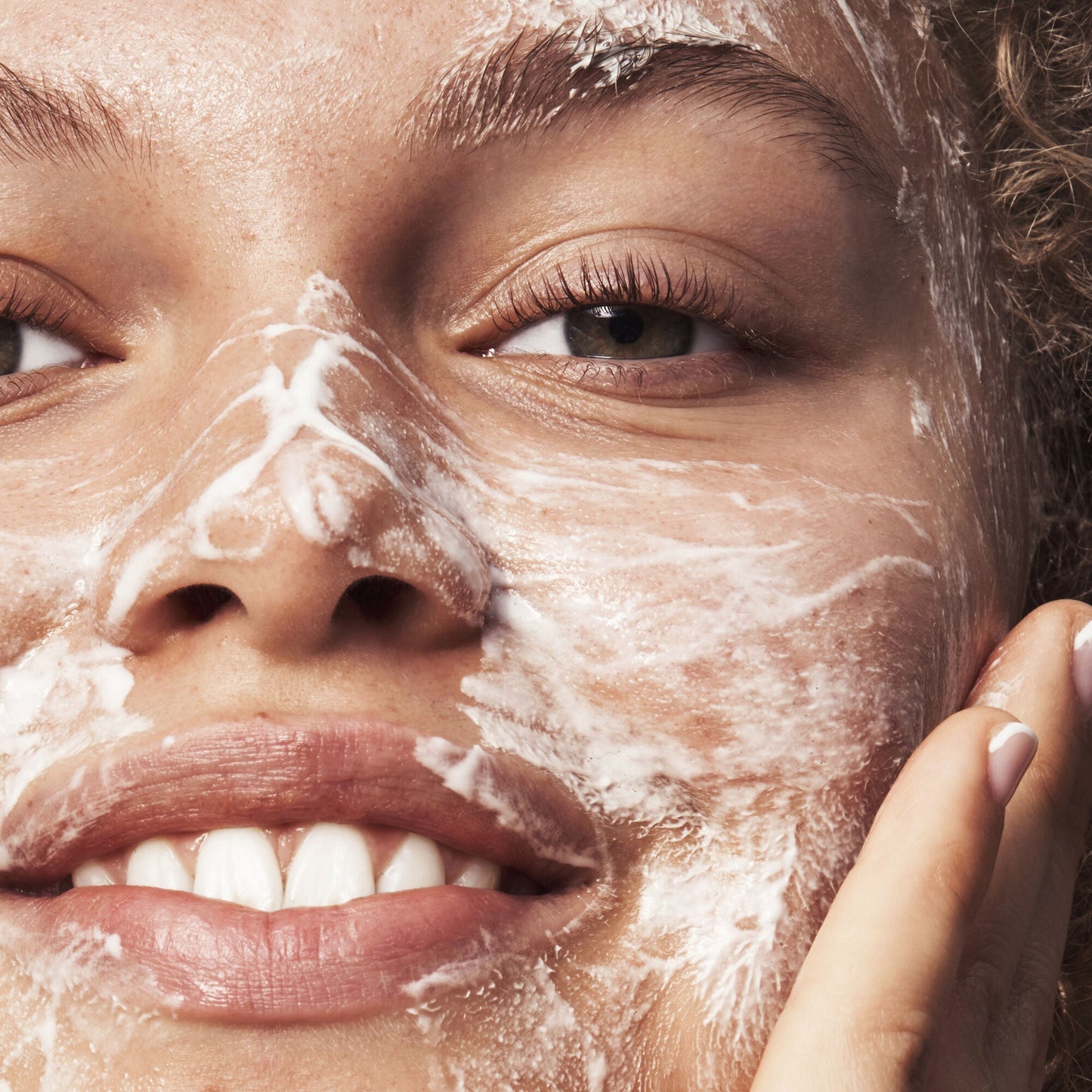 blemish-breakthrough-acne-clarifying-cleanser-e4 121321_Marley-Acne-Regimen_0117_FINAL_IGF.jpg