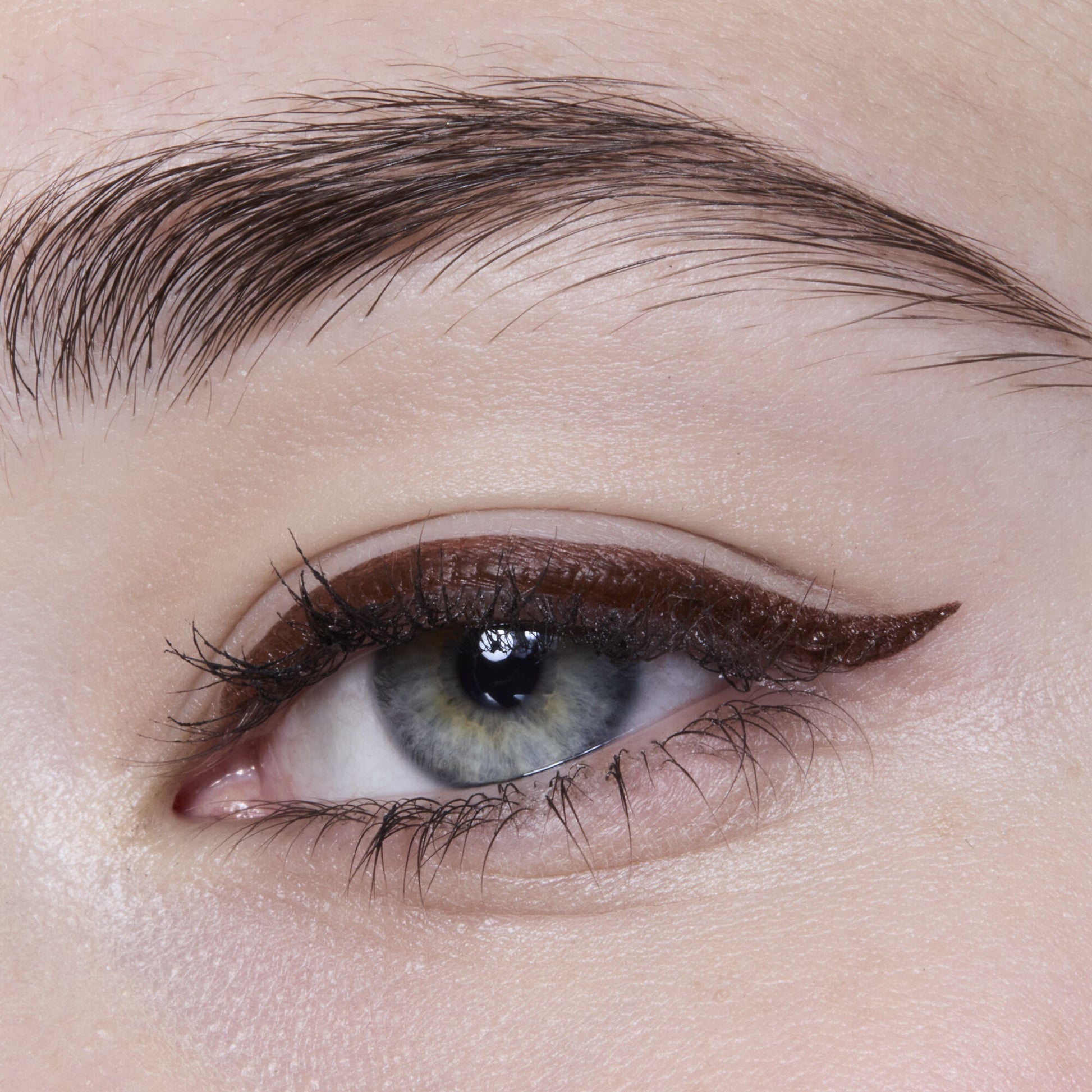 h2o-proof-eyeliner-pen-a9 81606_H20_PROOF_EYELINER_20PEN_CHESTNUT_MOM_BROWN_JORDAN_0029_v3.jpg