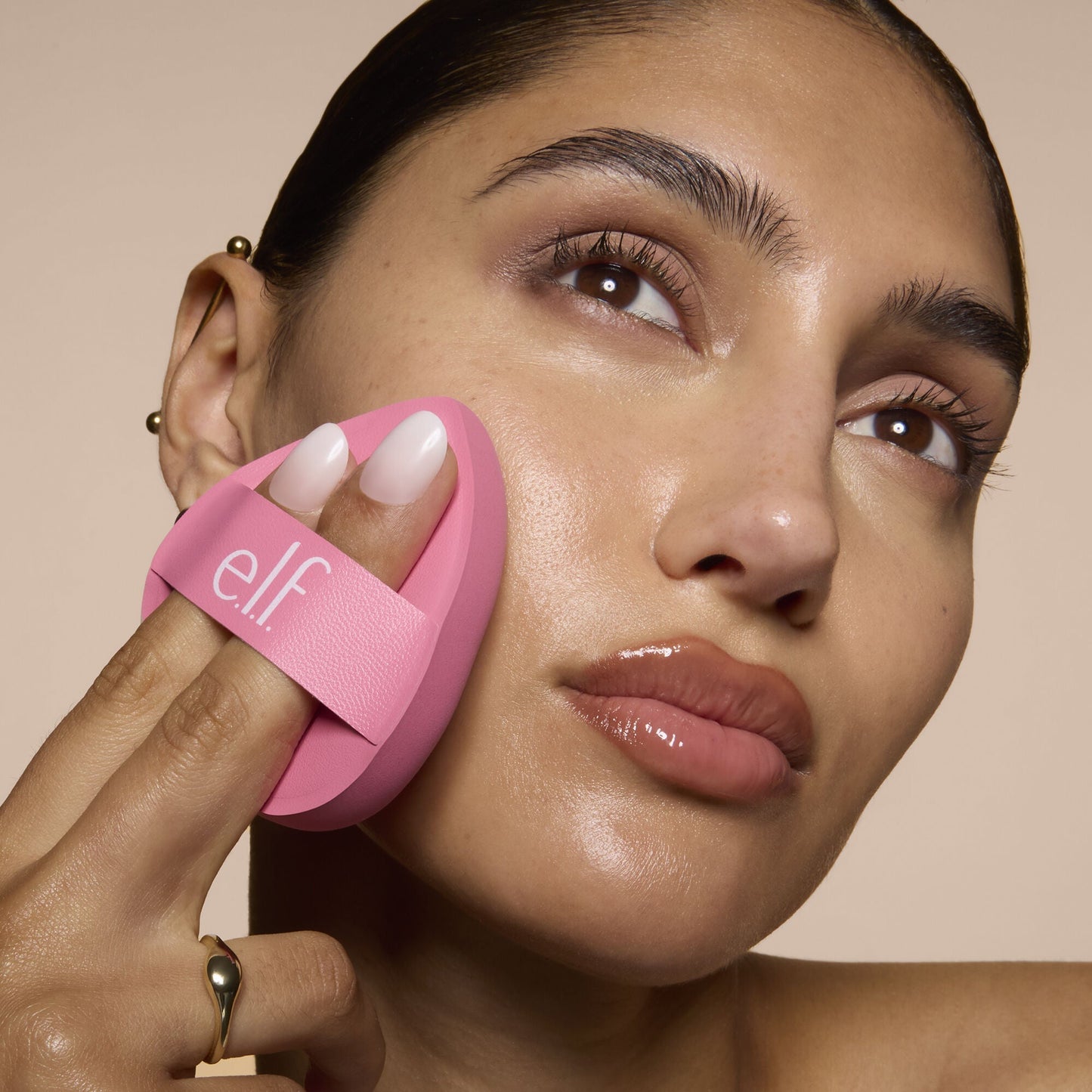 pillow-puff-foundation-sponge-u8 81838_MOM_PILLOW_PUFF_FOUNDATION_SPONGE_TOOL_SHOT_SONALI_0126_V2.jpg
