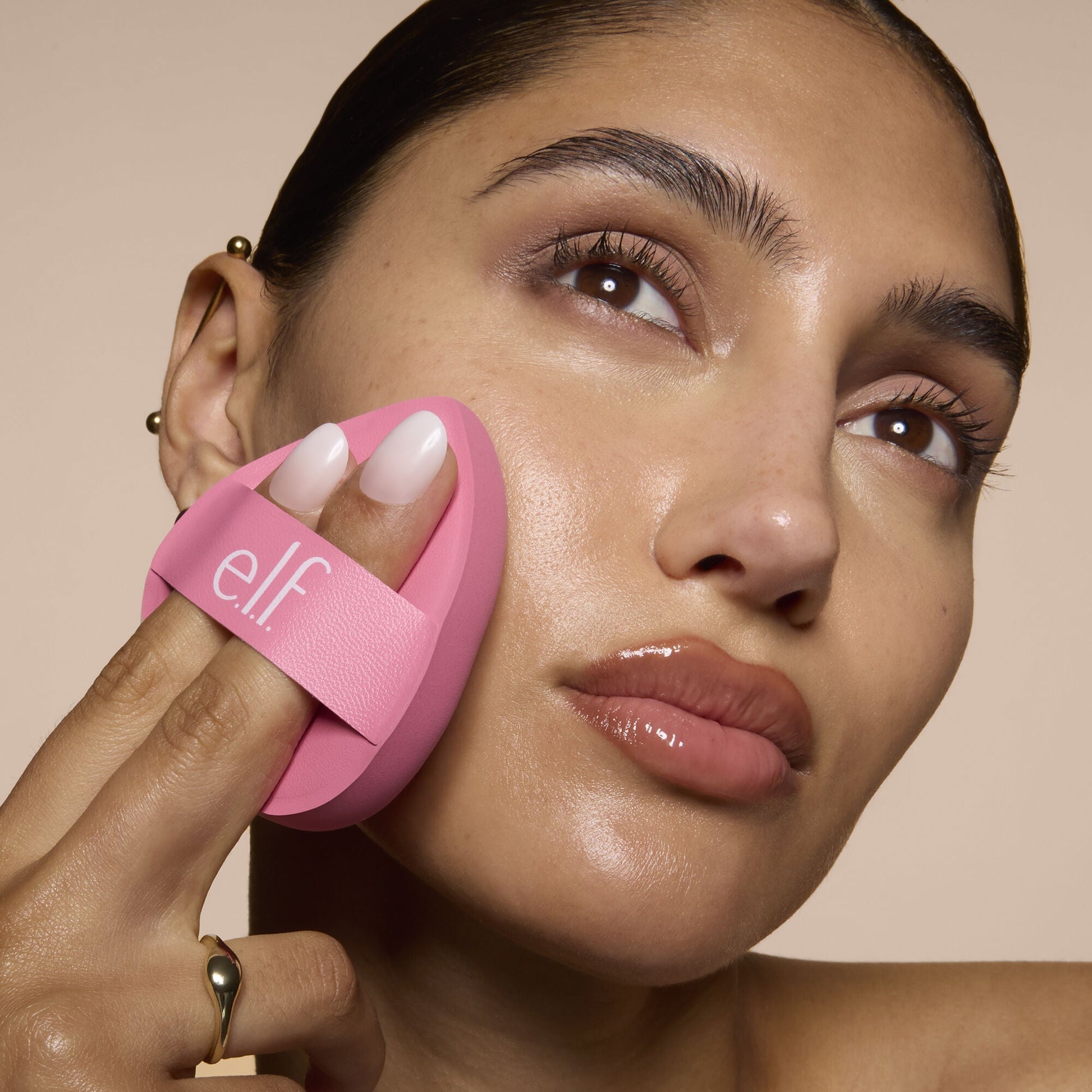 pillow-puff-foundation-sponge-u8 81838_MOM_PILLOW_PUFF_FOUNDATION_SPONGE_TOOL_SHOT_SONALI_0126_V2.jpg