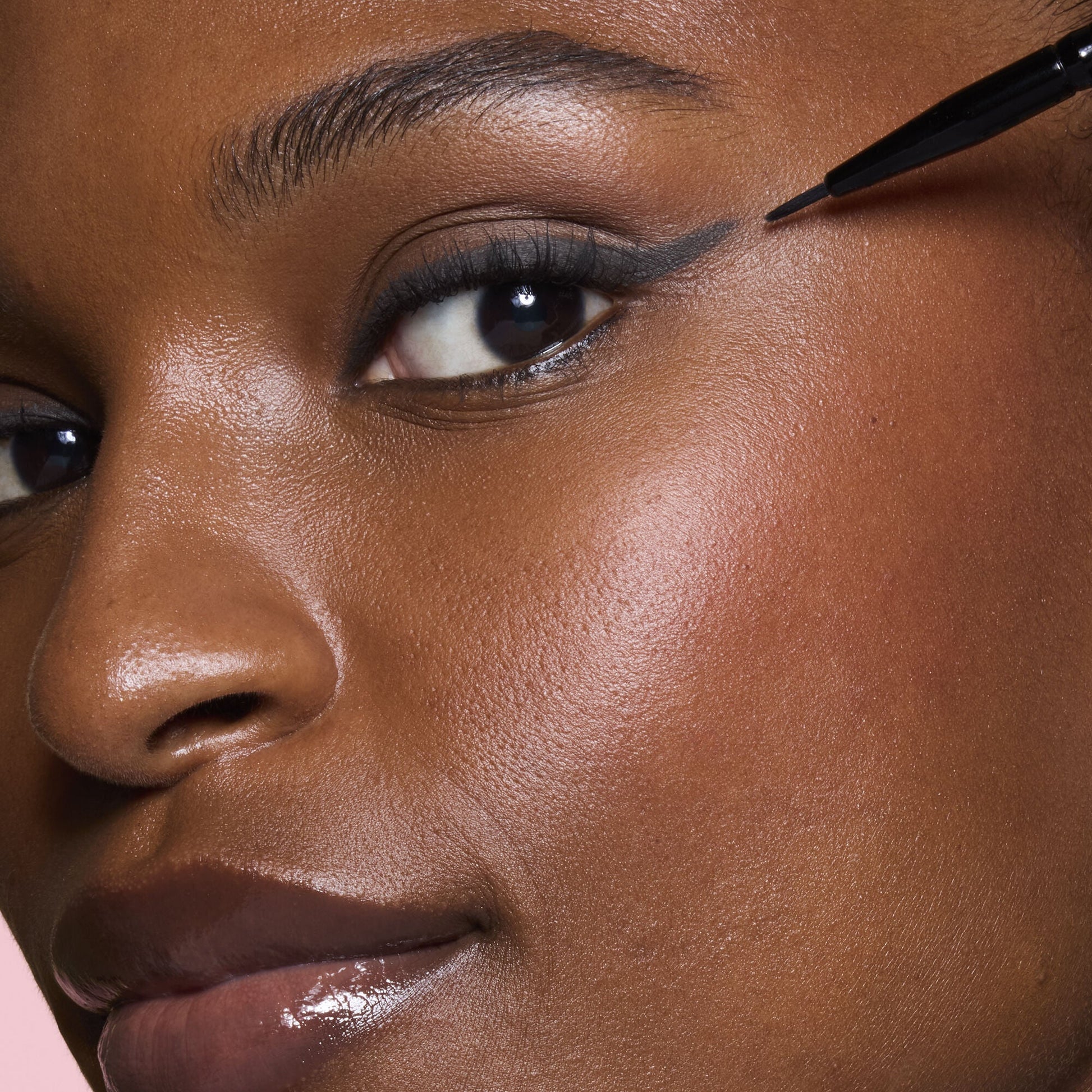 ultra-fine-eyeliner-brush-j0 81915_ULTRA_FINE_EYELINER_BRUSH_TOOL_SHOT_MOM_TSHECA_0120_v2.jpg