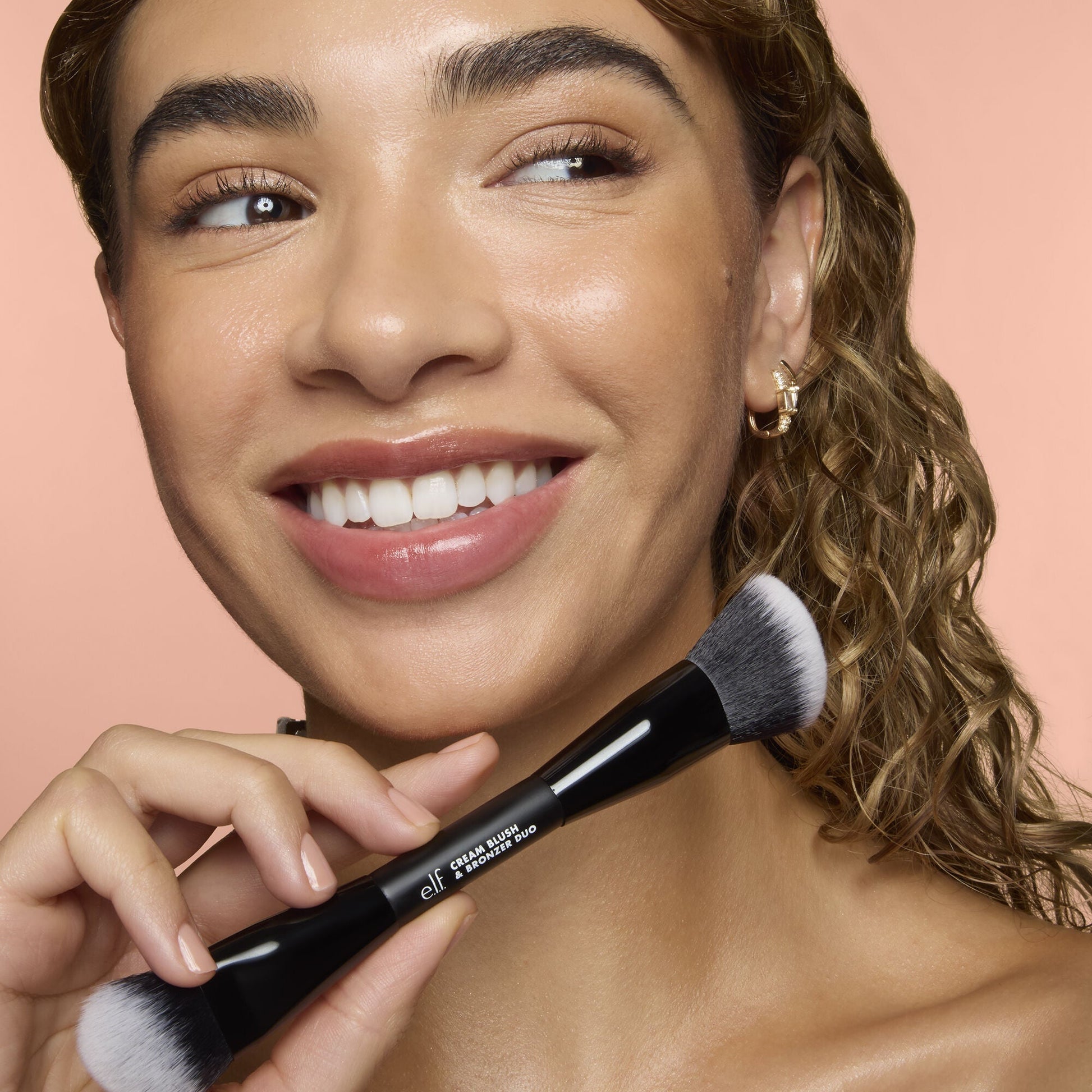 cream-blush-and-bronzer-duo-brush-o5 83857_CREAM_BLUSH_BRONZER_DUO_BRUSH_Q4_Alyssa_0103_V3_7510f340-cab5-4e94-b40f-1ad3f84fd183.jpg