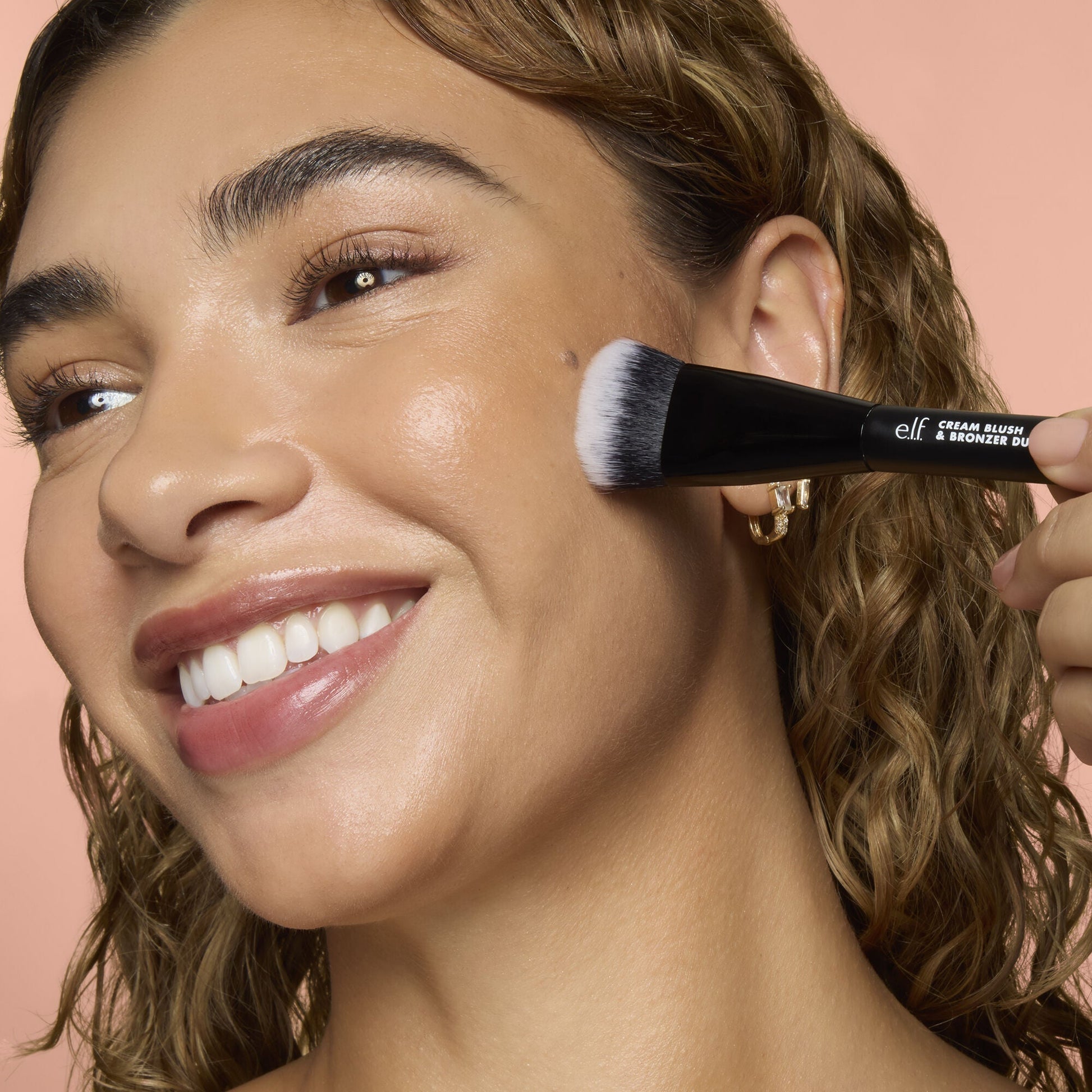 cream-blush-and-bronzer-duo-brush-o5 83857_CREAM_BLUSH_BRONZER_DUO_BRUSH_Q4_Alyssa_0173_V4_388aa08a-f9a4-4160-ae36-d9cdde1f6141.jpg