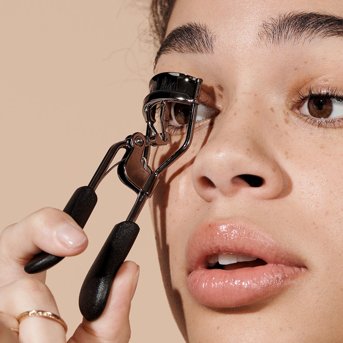 pro-eyelash-curler-t0 84067_ProEyelashCurler_Model.jpg