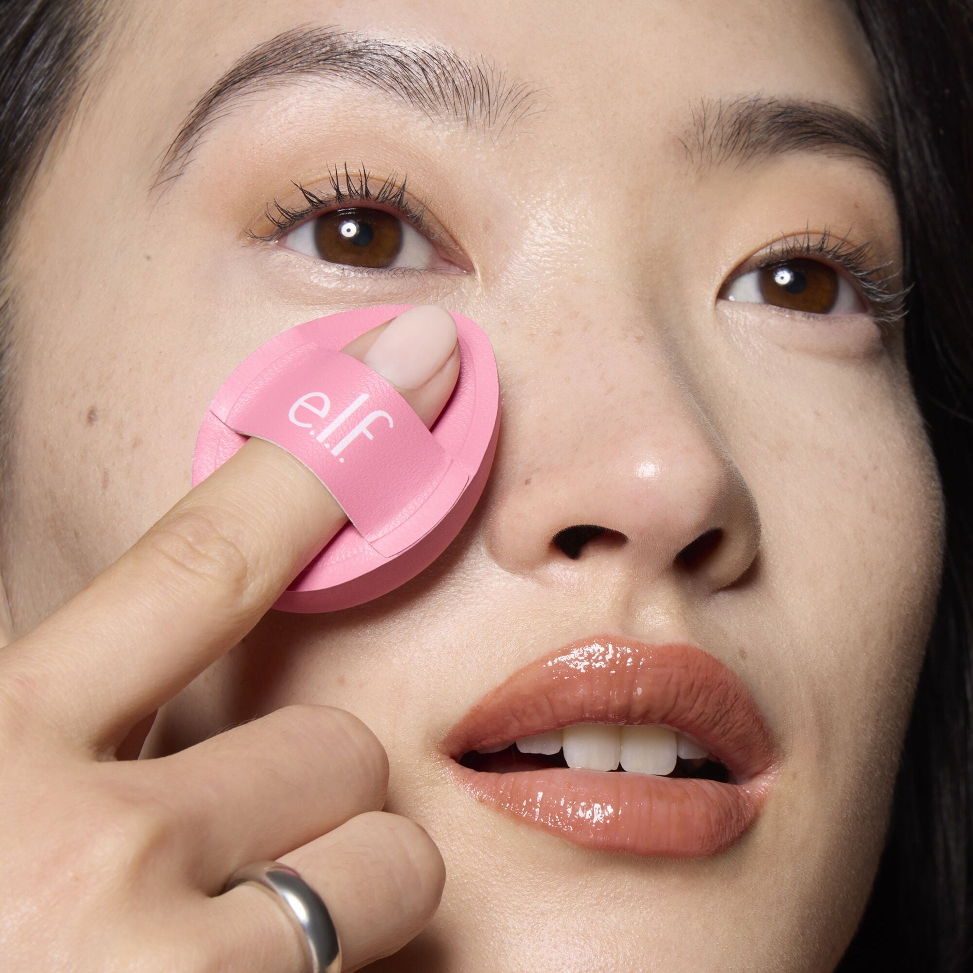 pillow-puff-concealer-sponge-m2 85120_MOM_PILLOW_PUFF_CONCEALER_SPONGE_TOOL_SHOT_SAKURA_V1_0095_V3.jpg